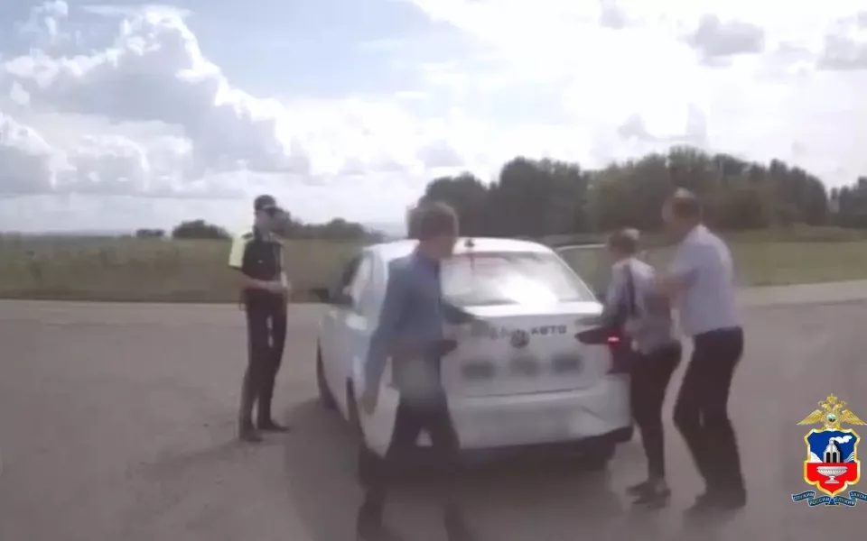 В Алтайском крае задержали курьера телефонных мошенников с 2,4 млн рублей бойца СВО