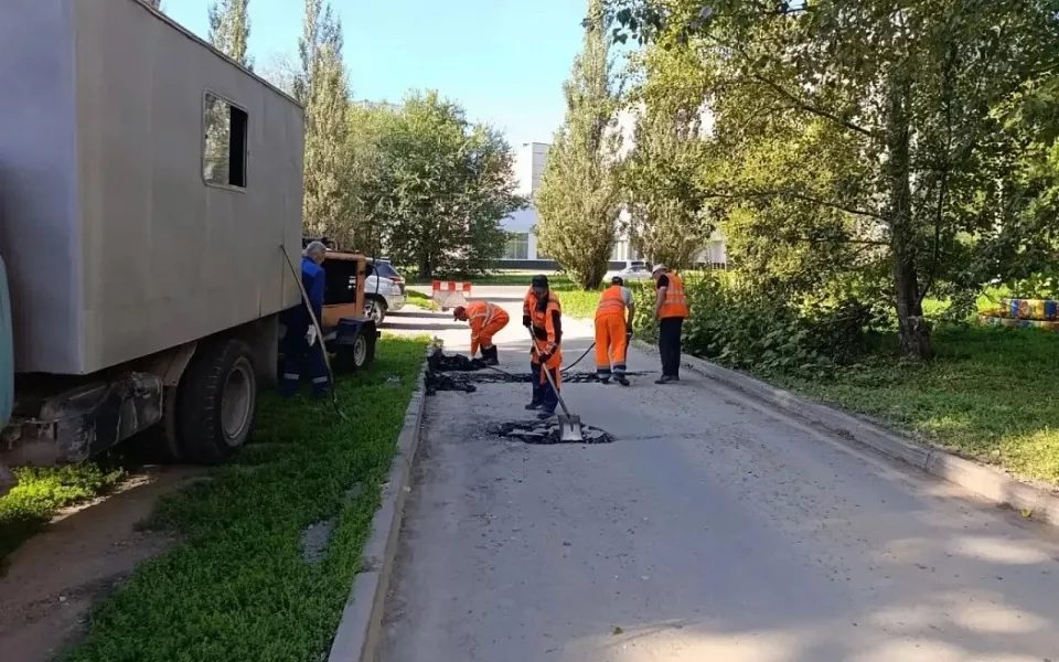 Дорожные бригады Барнаула ведут ремонты на Попова, Приречной и Юрина