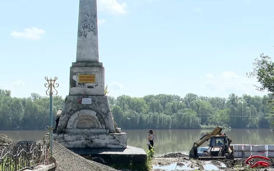 Автомобиль проехал по дорожкам и насаждениям сквера имени Кузьмы Фомченко в Бийске