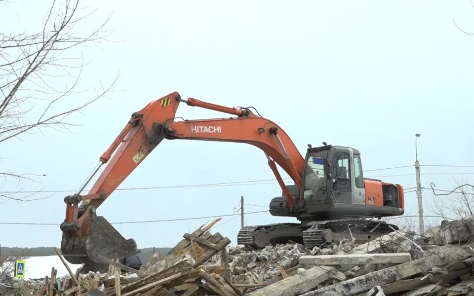 В Барнауле сносят аварийный дом на 42-й Краснознаменной Бригады