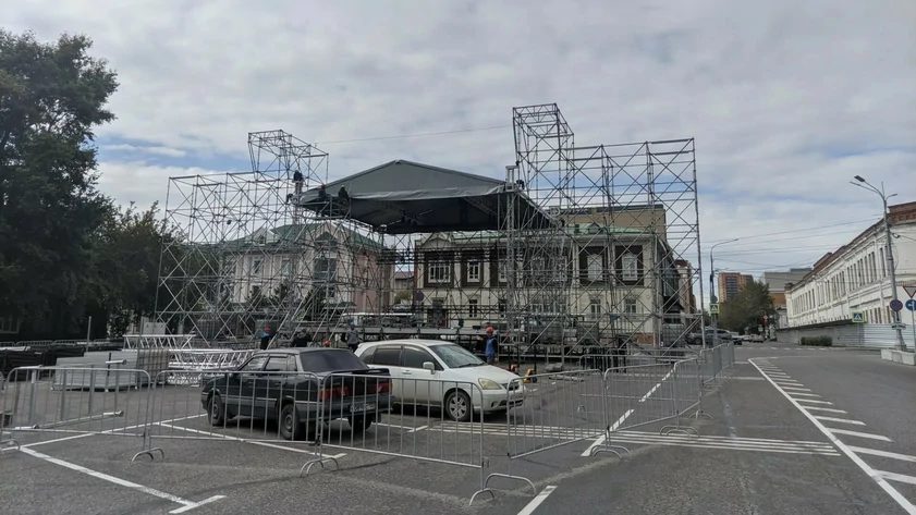 На площади Свободы монтируют сцену к Дню города