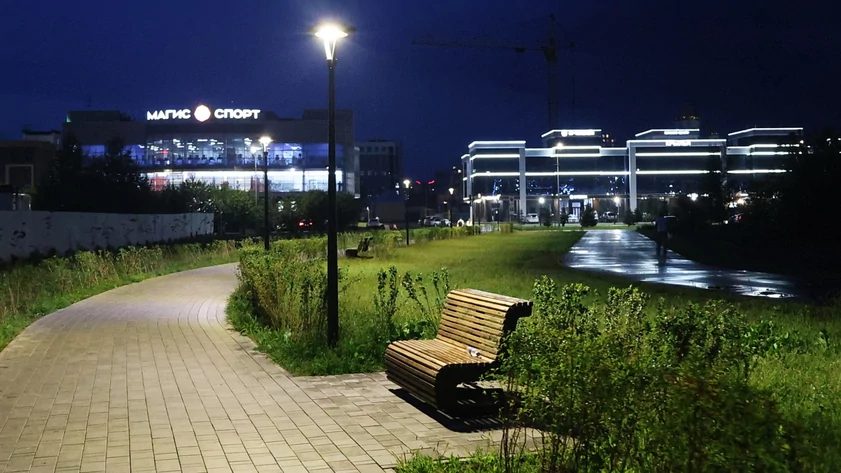 Парк за ТЦ «Европа» получает освещение, дорожки и лавочки