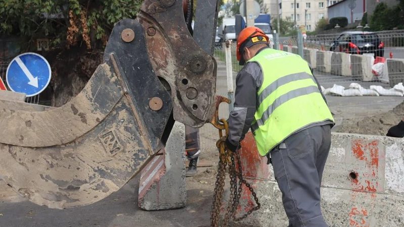 На Ядринцева и Димитрова обновляют водопровод