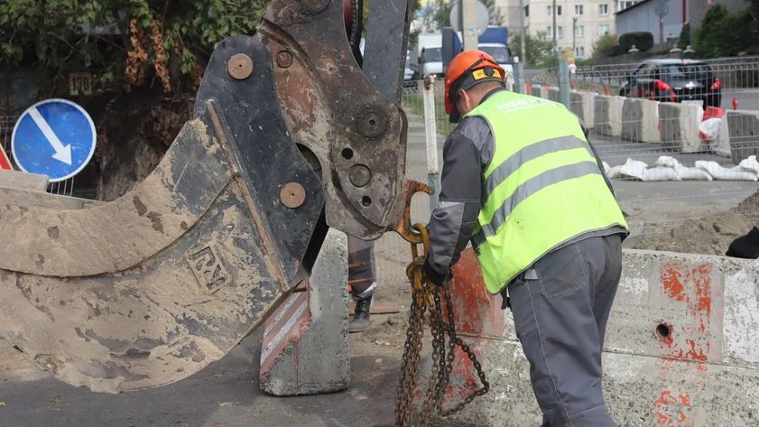 На Ядринцева и Димитрова обновляют водопровод