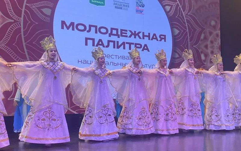 27 национальностей на одной сцене: в Барнауле прошёл фестиваль «Молодёжная палитра»