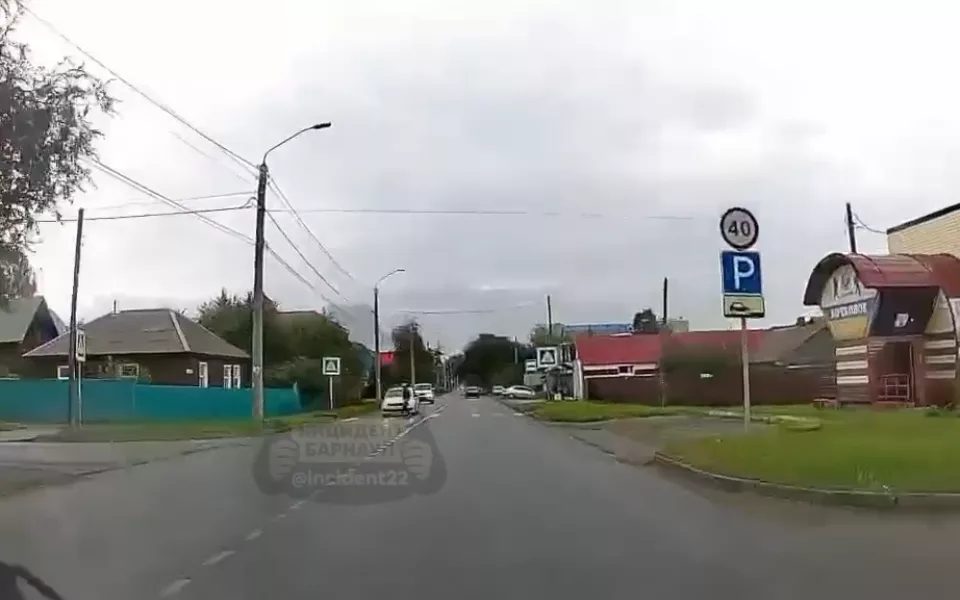 Женщину сбило такси на пешеходном переходе на Матросова в Барнауле