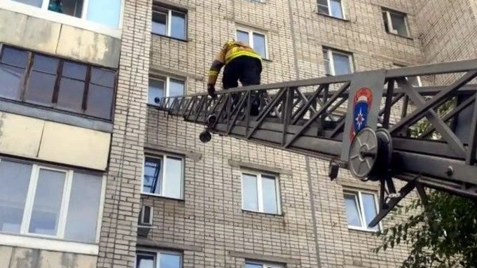 В Новоалтайске спасатели вытащили двухлетнего ребенка из запертой квартиры