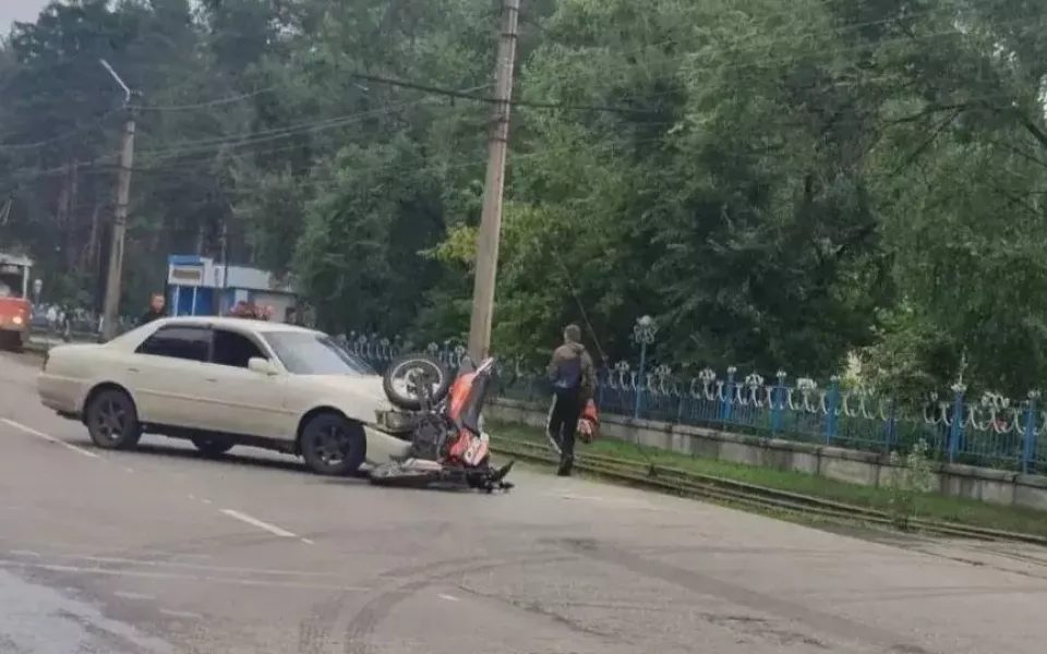 В Бийске в ДТП с легковушкой пострадали водитель и пассажир мотоцикла