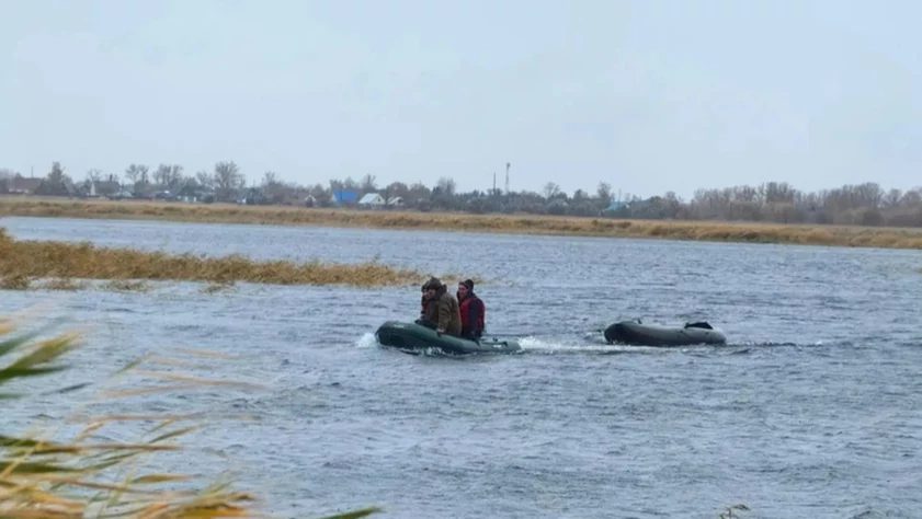 В Рубцовском районе спасли охотника, лодку которого унесло ветром