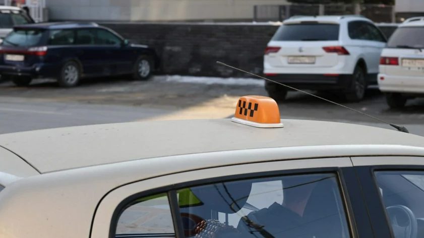 Таксист в Барнауле трижды выстрелил в пассажира из травматического пистолета