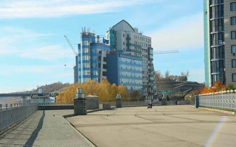 Барнаульцы жалуются на закрытую набережную у ЖК «Аквамарин»
