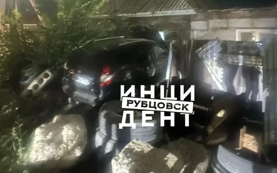 В Рубцовске пьяный водитель врезался в ограждение и стену дома