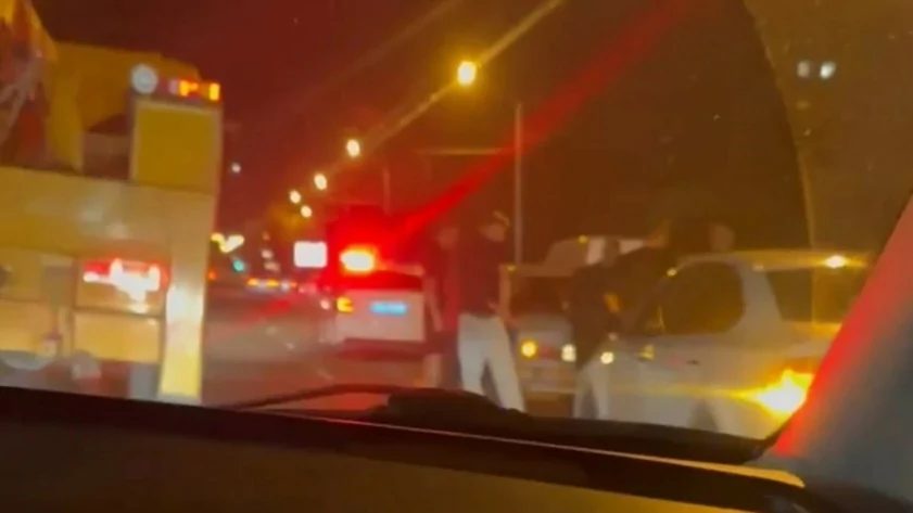 На улице Малахова в Барнауле собралось девять машин с включёнными сигнализациями