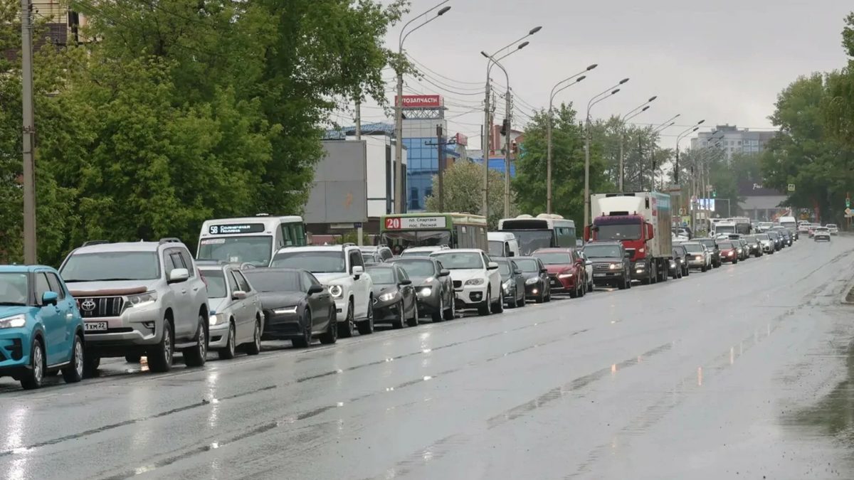 На перекрестках Барнаула подростки моют автомобили прямо на проезжей части