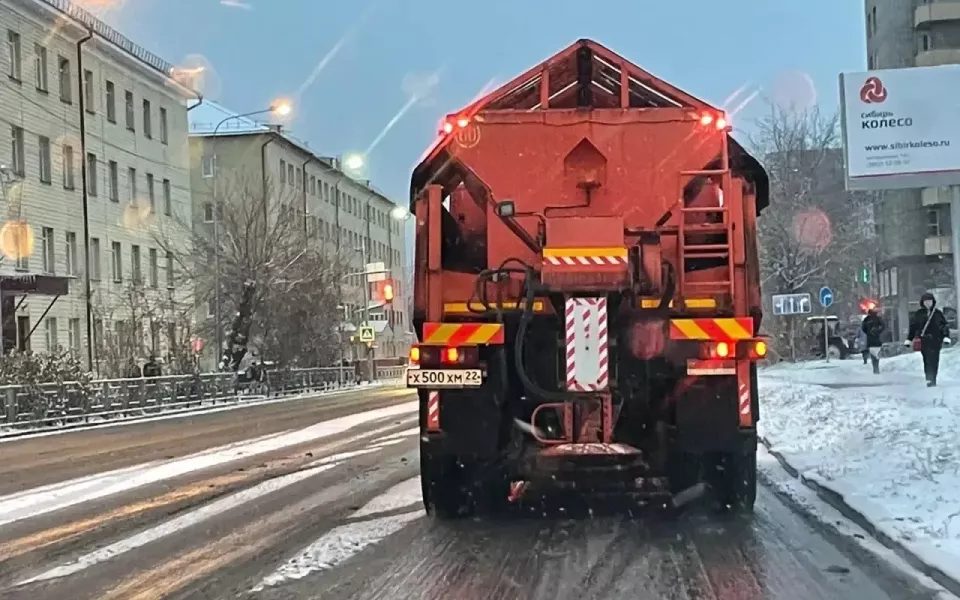 Барнаул готовится к новому удару непогоды: дорожные службы на усиленном режиме