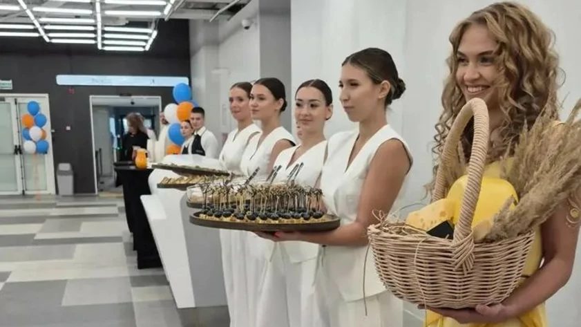 Первых пассажиров нового терминала аэропорта встретили хлебом-солью и музыкой