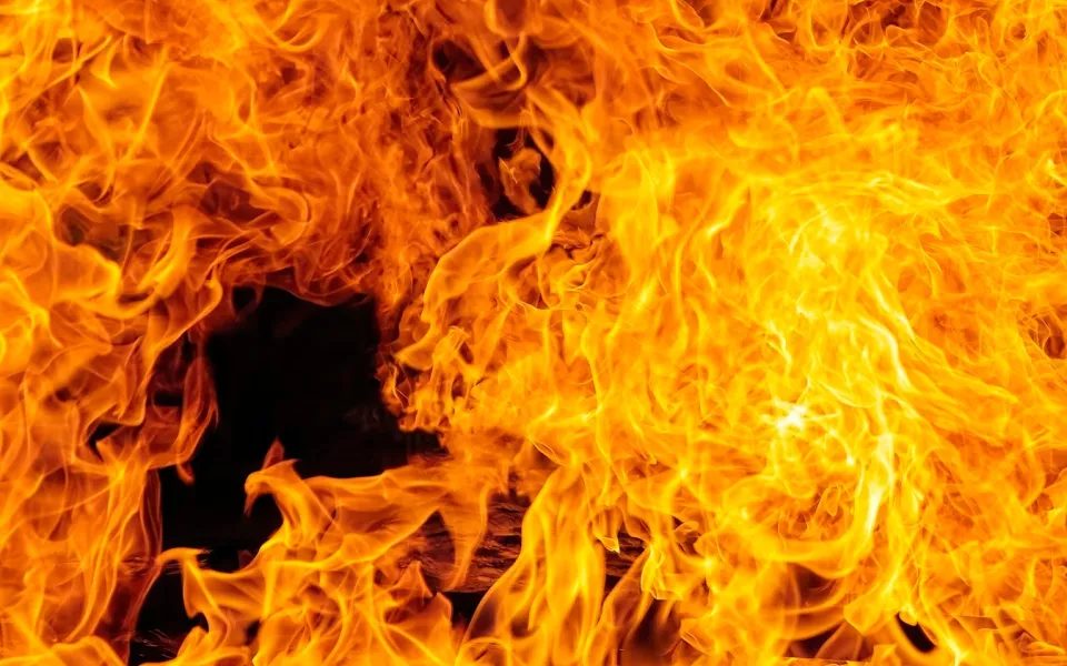 В Камне-на-Оби мужчина погиб при пожаре в нежилом доме