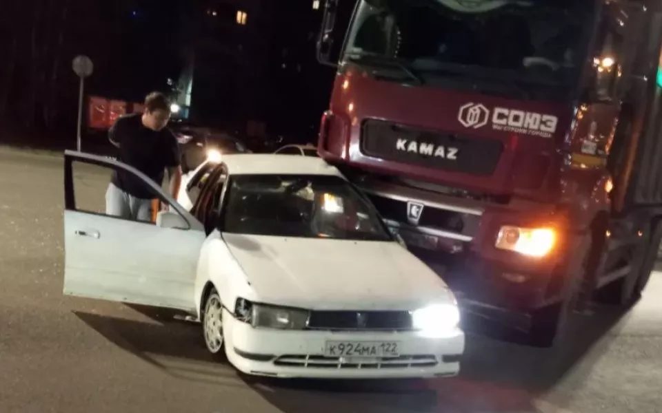 На Павловском тракте в Барнауле легковушка столкнулась с КамАЗом