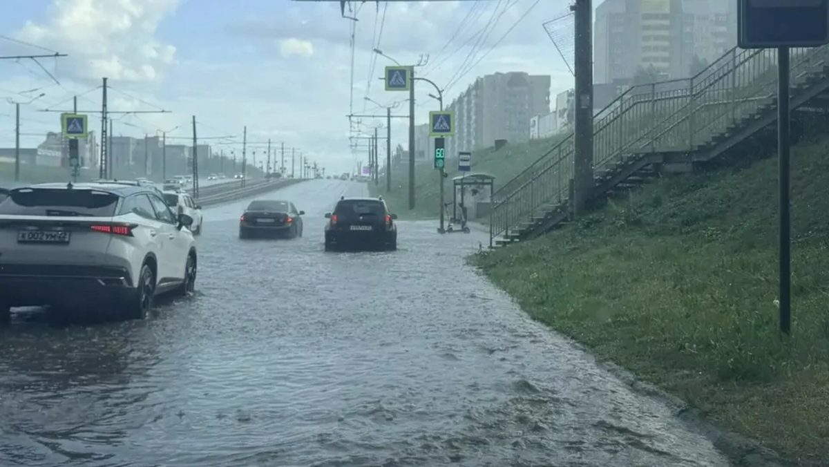 На улице Попова в Барнауле перекрыли движение из-за дождя