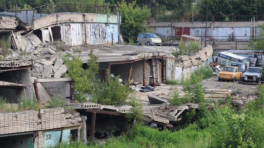 Гаражный кооператив на Малахова разрушается из-за размыва грунта и мародеров