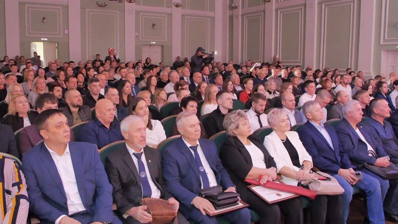 В Барнауле наградили лучших тренеров спортшкол ко Дню тренера