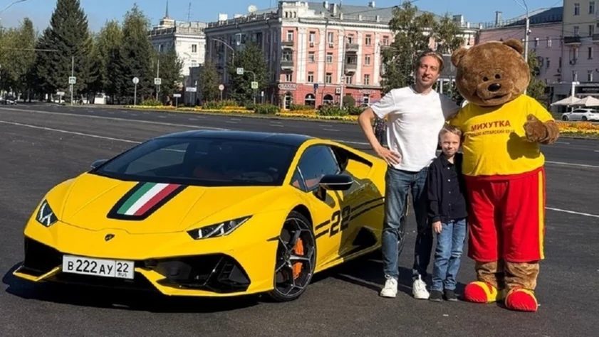 Артема прокатили на жёлтом Lamborghini