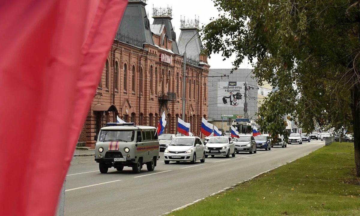 К Дню российского флага в Барнауле провели автопробег