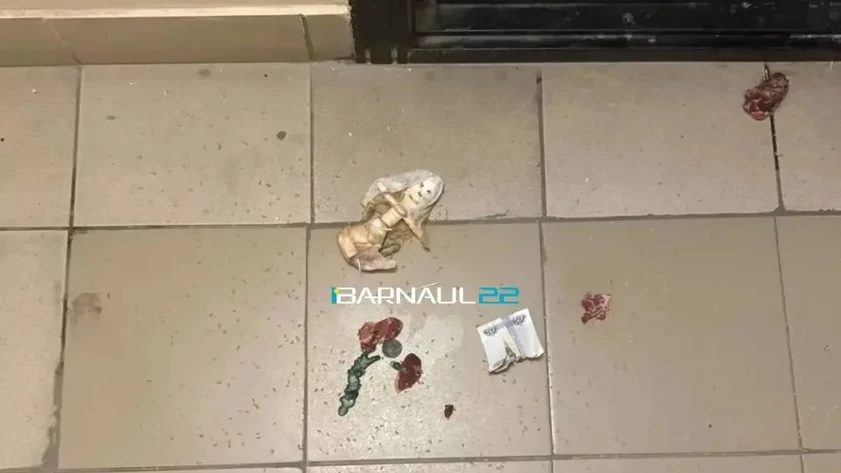 В подъезде дома на проспекте Ленина мужчина в мантии разложил предметы под дверью квартиры