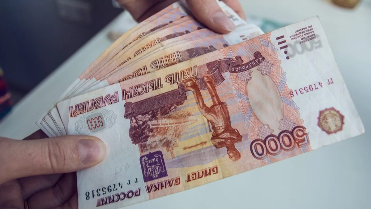 Россияне массово снимают деньги из банков: в мае сняли рекордные 550 млрд рублей