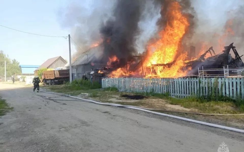 Крупный пожар в частных домах на улице Бобровской в поселке Затон