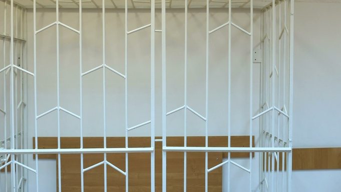 Две жительницы Благовещенского района разбили машину соседки кочергой и совком