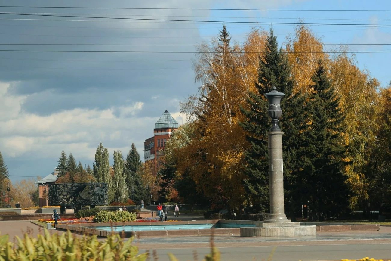 Осень раскрасила улицы Барнаула в золотые, оранжевые и багряные тона