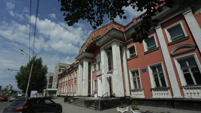 Бывший ДИТР на проспекте Ленина продолжает разрушаться несмотря на судебные решения