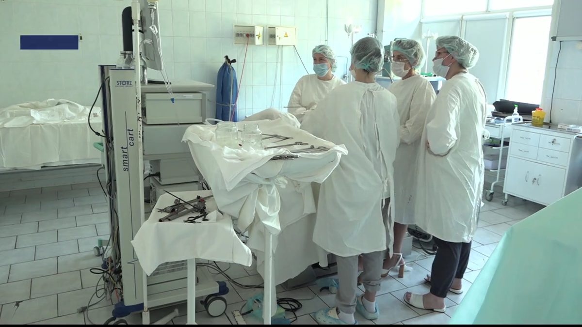 В Барнауле хирурги удалили опухоль яичника размером с гимнастический мяч