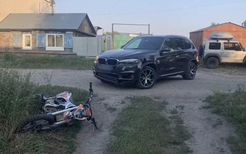 Двое подростков госпитализированы после столкновения питбайка с BMW в центре Барнаула