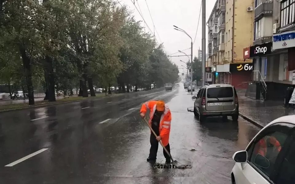 В Барнауле устраняют последствия проливных дождей