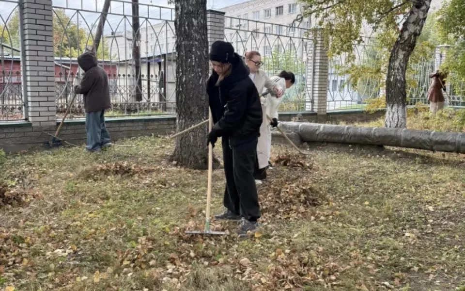 В Барнауле стартовал месячник осенней очистки и благоустройства