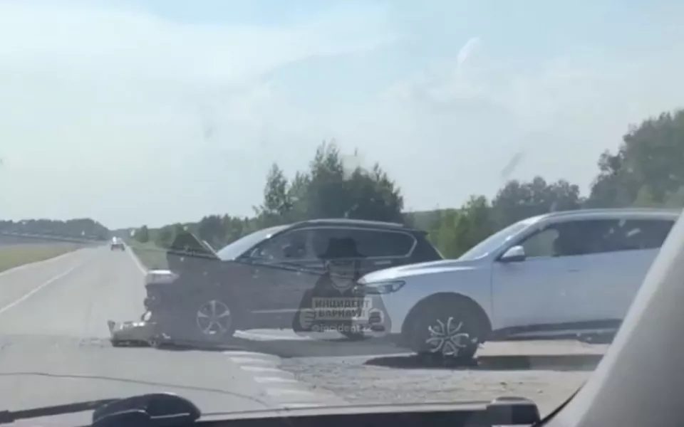 Легковой автомобиль столкнулся с автобусом на трассе Алтайского края