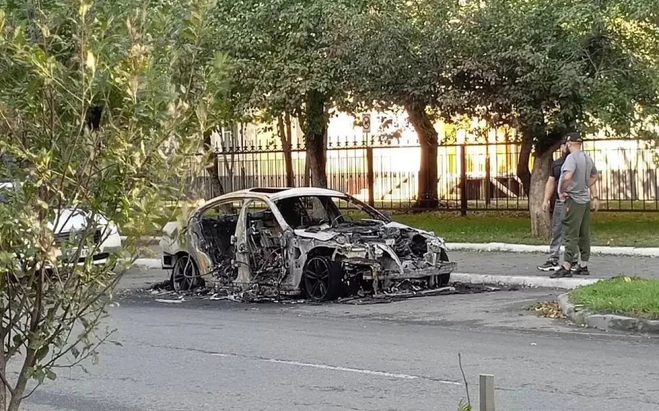 В Бийске сгорел BMW на улице Ленинградской