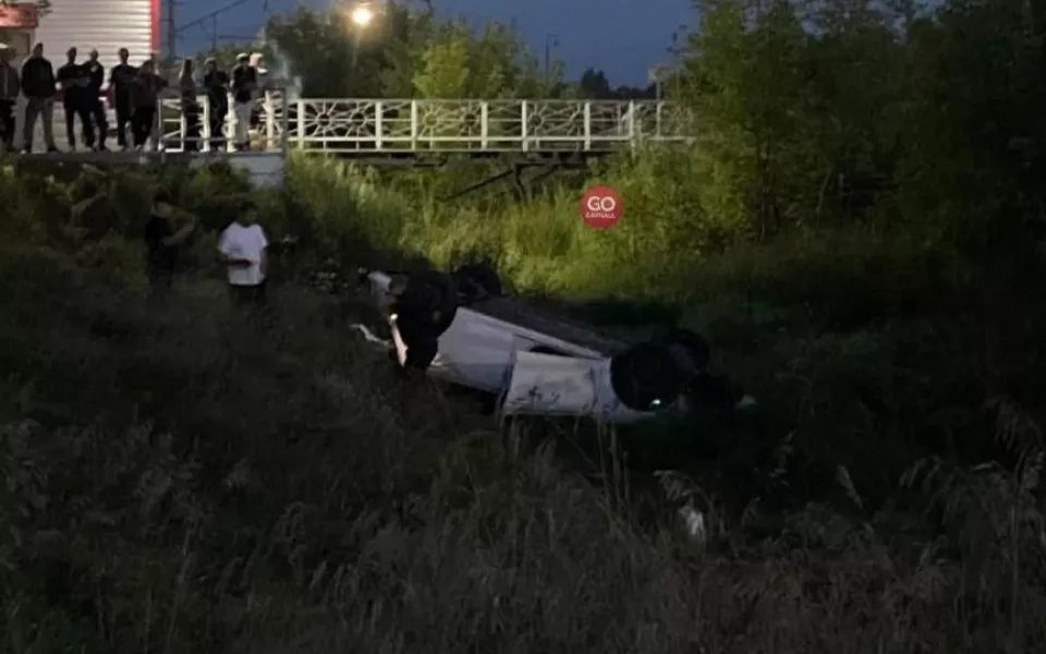 Автомобиль пролетел через рельсы на станции Сосняк в Новоалтайске