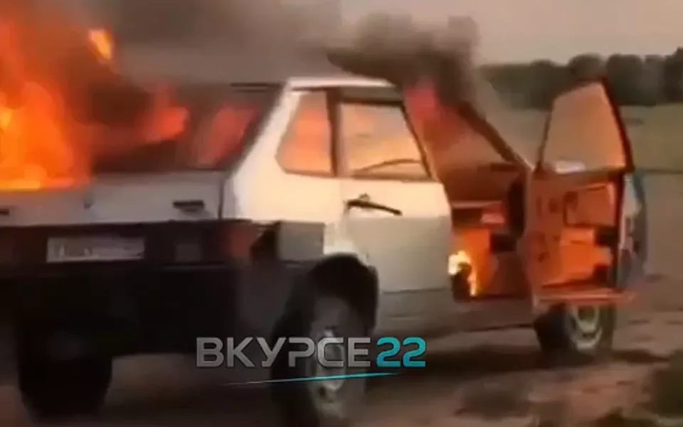 В Алтайском крае мужчина сжег свой ВАЗ-2109 из-за неисправности
