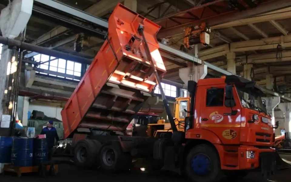 Дорожная служба Барнаула готовит технику и материалы к зиме