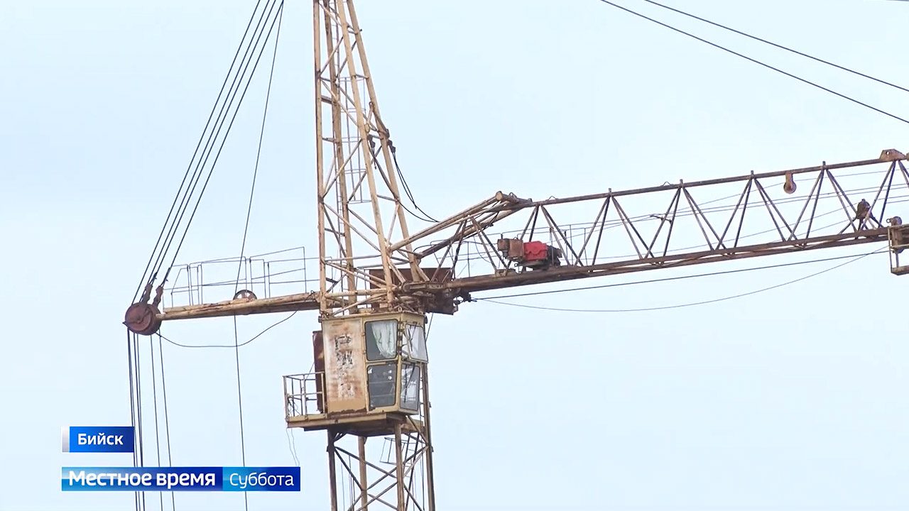 В Бийске росгвардейцы помогли медикам на вызове после падения крана