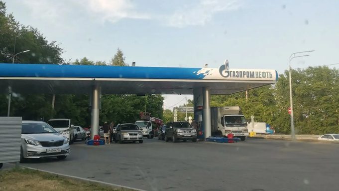 В Барнауле на АЗС образовались пробки из-за нехватки бензина