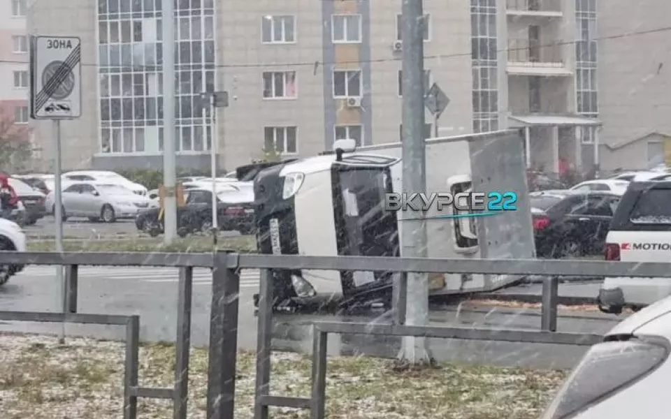 Грузовик перевернулся набок на перекрестке в Барнауле