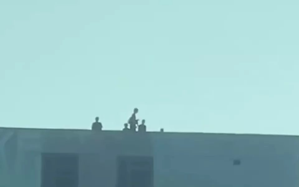 Подростки обнаружены на краю крыши заброшенного дома на проспекте Космонавтов