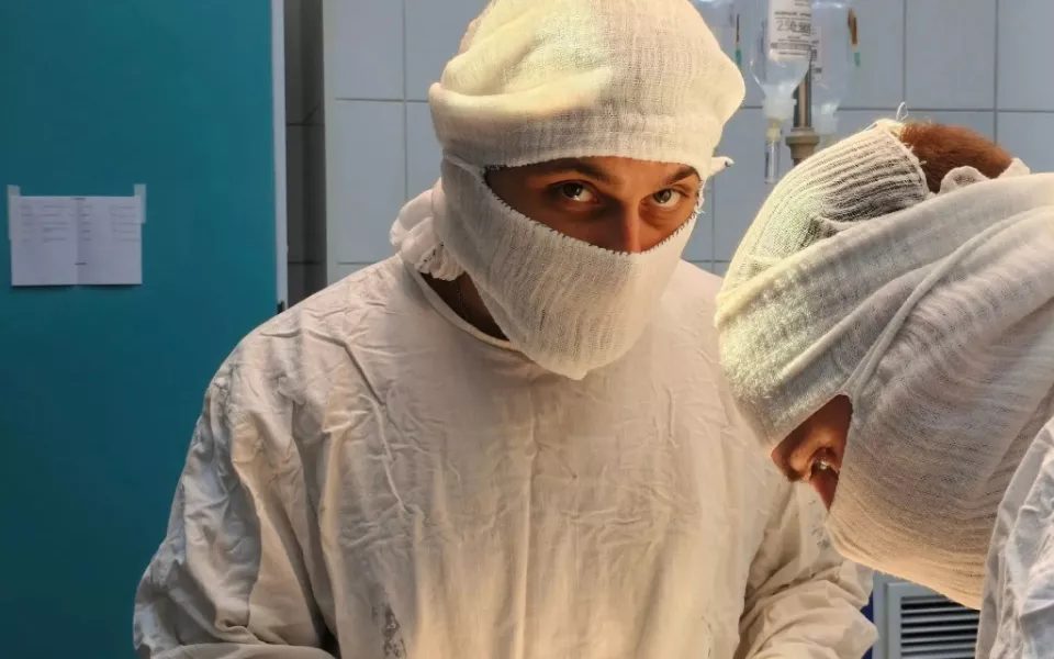 В Барнауле хирурги восстановили лицо мужчине, пострадавшему на лодке на Оби