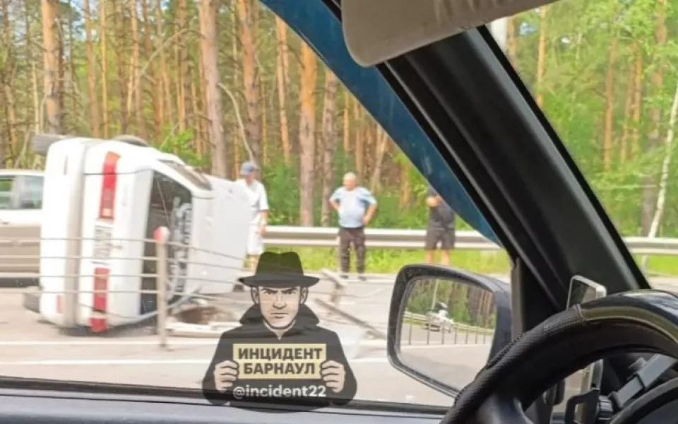 Автомобиль перевернулся на бок на шоссе Ленточный бор