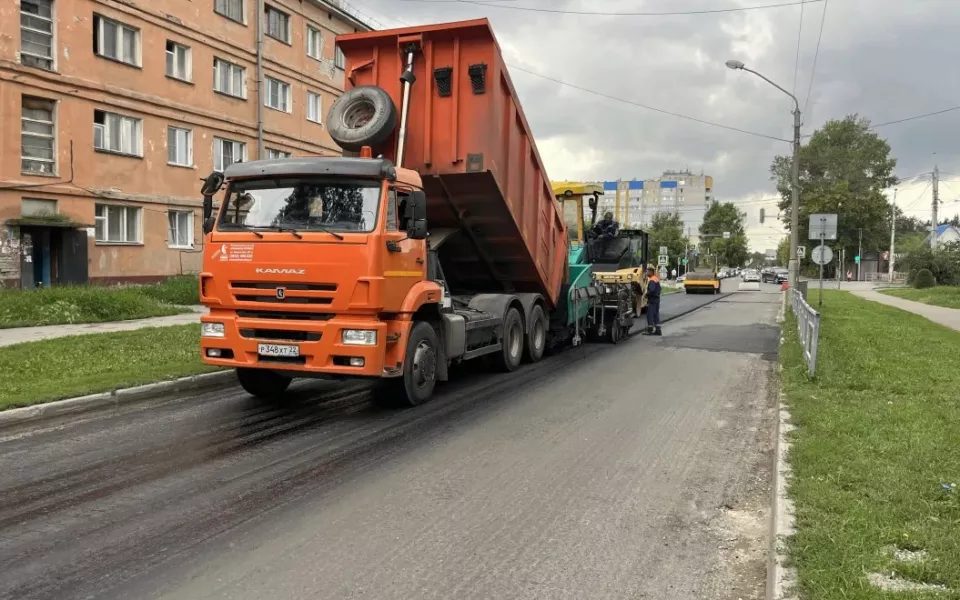 В Барнауле начали асфальтировать улицу Эмилии Алексеевой