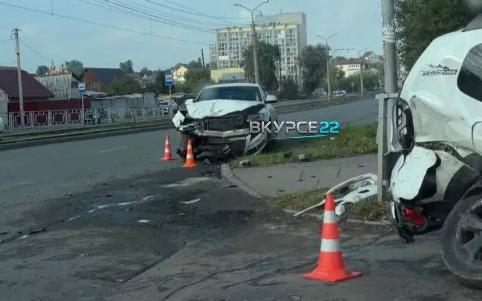 Renault Duster и Audi Q5 столкнулись на перекрестке в Барнауле, водители ранены
